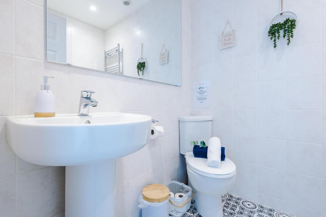 Pristine 2-Bed House In Chester By 53 Degrees Property, Ideal For Families & Small Groups, Great Location - Sleeps 6 Hough Green Eksteriør billede