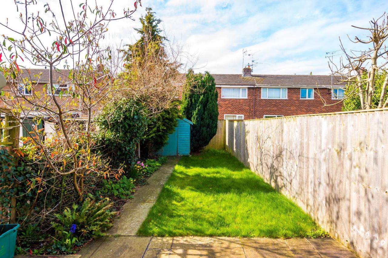 Pristine 2-Bed House In Chester By 53 Degrees Property, Ideal For Families & Small Groups, Great Location - Sleeps 6 Hough Green Eksteriør billede